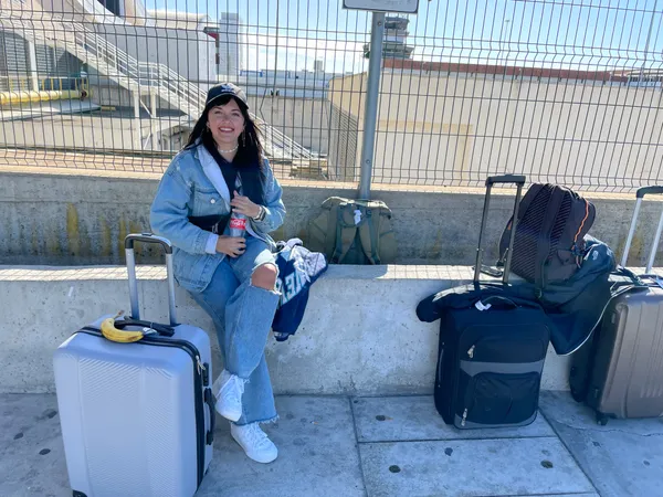 Ein Foto von Violetta, wie Sie mit einem Hund im Wald steht.