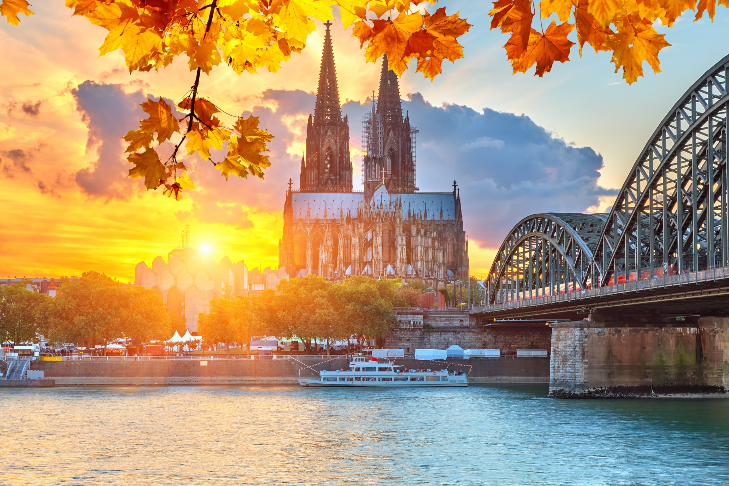 Ein Bild vom Kölner Dom mit dem Rhein im Vordergrund